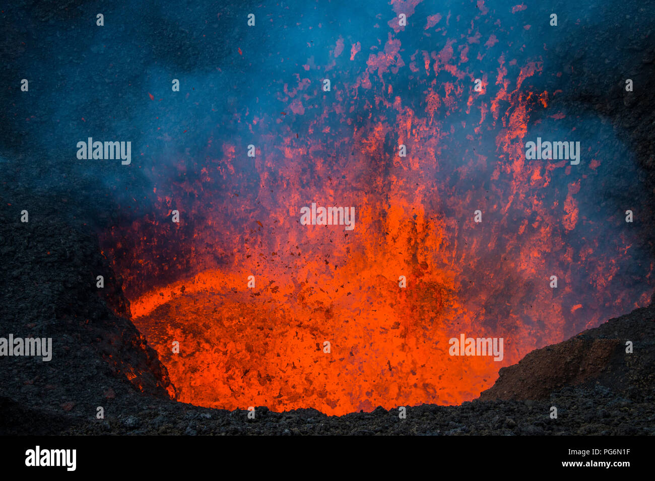 Erupción de lava activo en el volcán Tolbachik, Kamchatka, Rusia Foto de stock