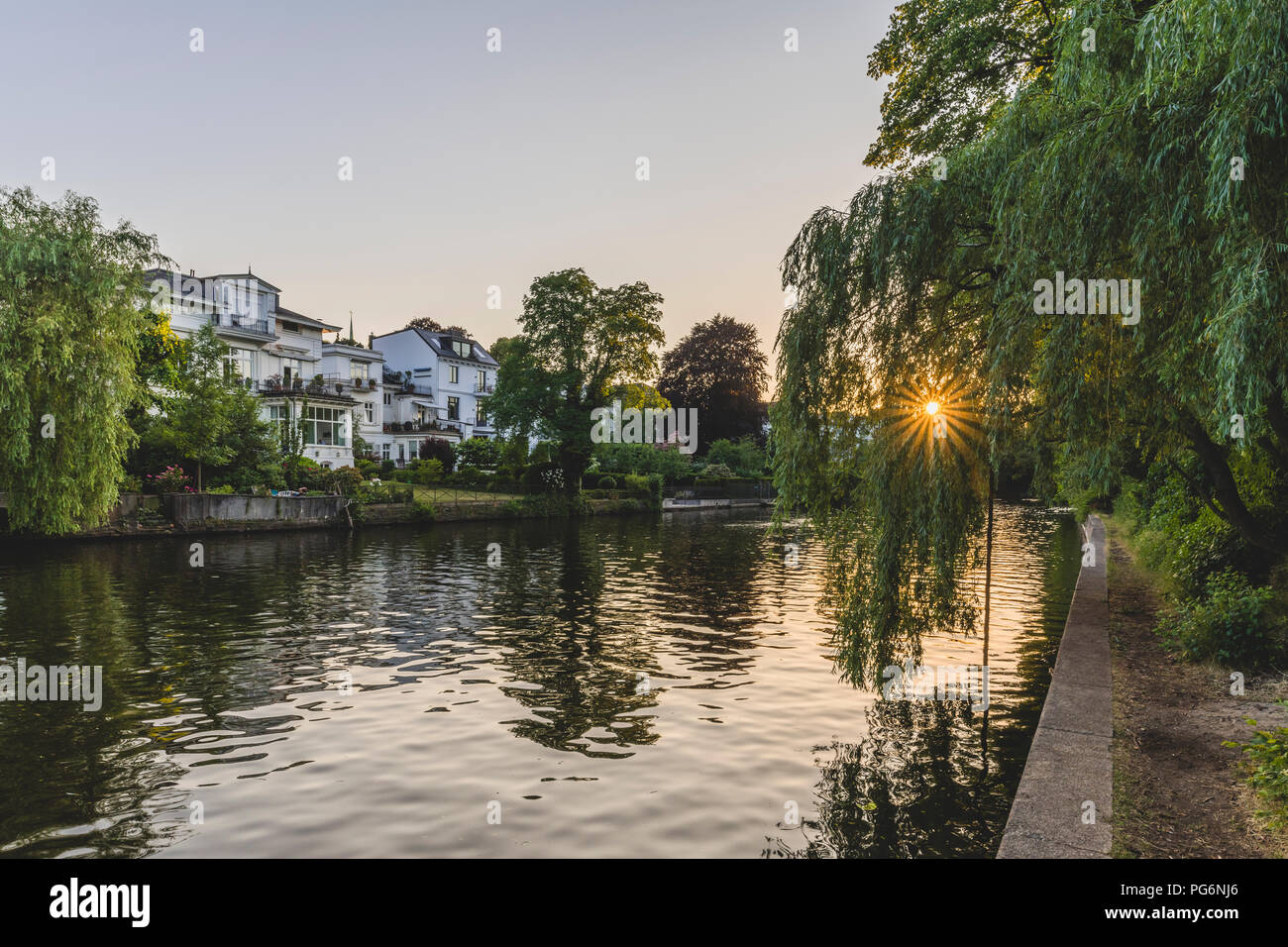 Alemania, Hamburgo, edificios residenciales en el Alster Foto de stock