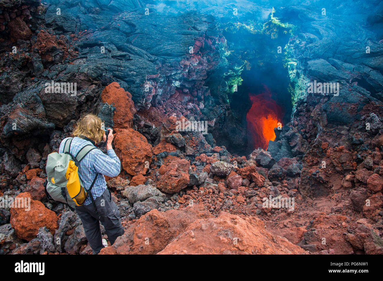 Fotografiar un turista activo corriente de magma debajo del volcán Tolbachik, Kamchatka, Rusia Foto de stock
