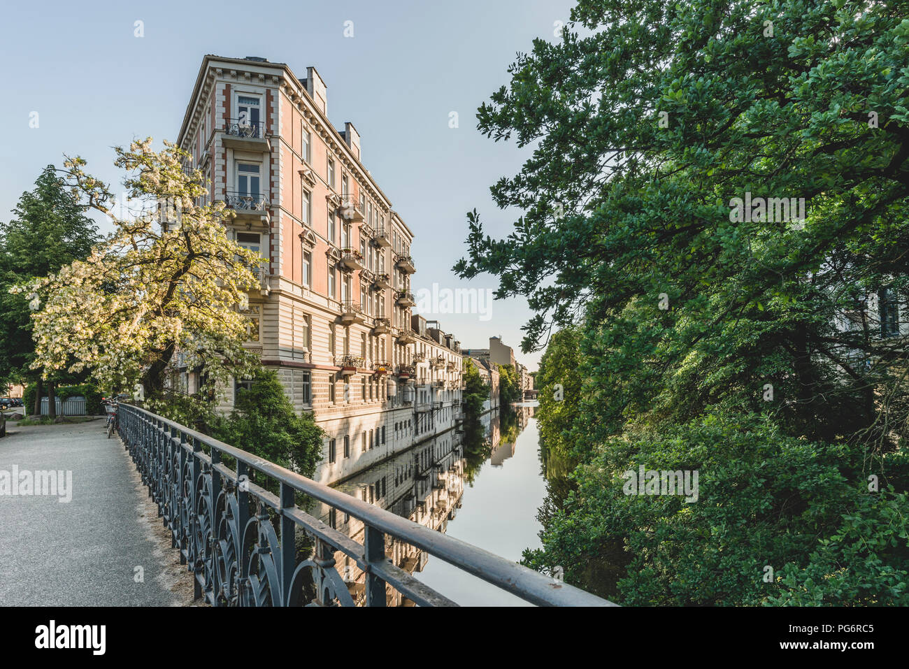 Alemania, Hamburgo, Eppendorf, edificios residenciales en canal Isebek Foto de stock