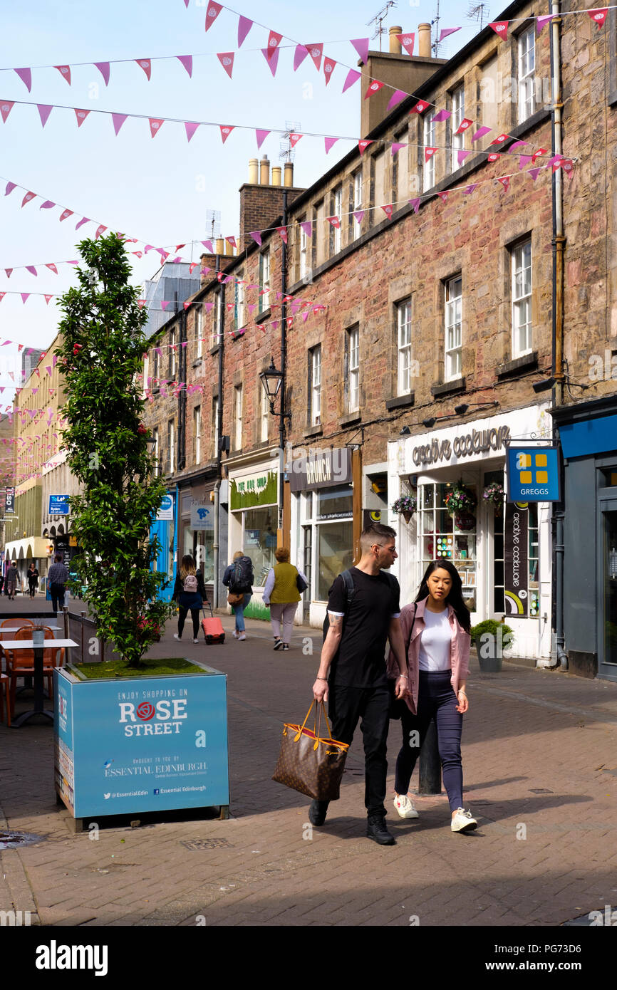 Los compradores en Rose Street, Edimburgo, Escocia. Foto de stock
