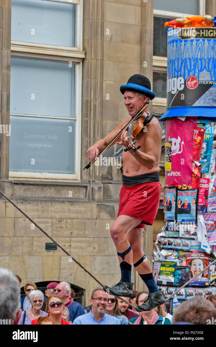 EDINBURGH Festival Fringe 2018 EQUILIBRISTA tocando un violín Foto de stock