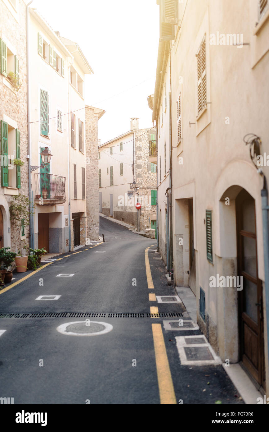 Calle angosta en el pequeño pueblo de Banyalbufar, Mallorca Foto de stock