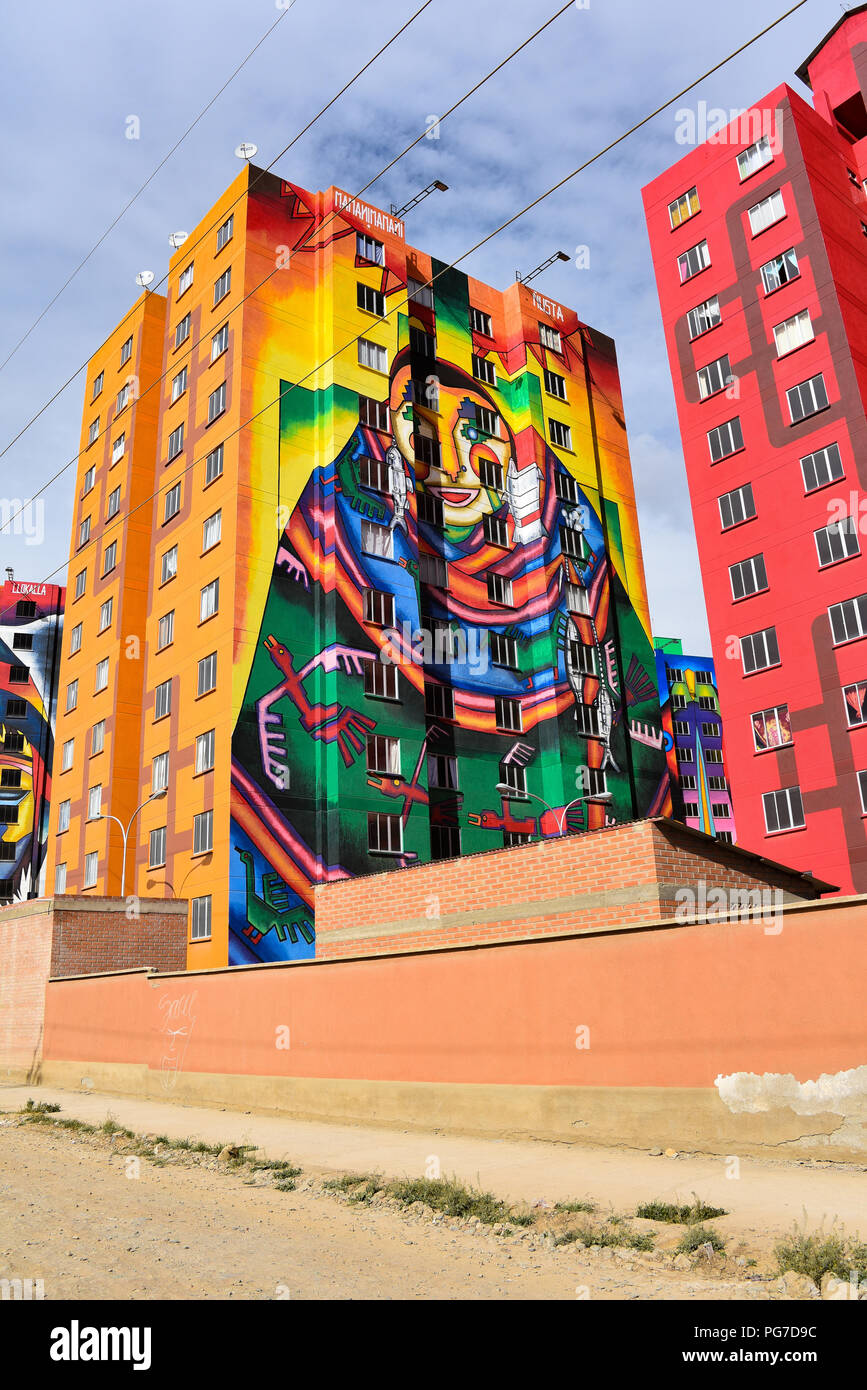 Niño Sospechar compuesto Coloridos murales pintados por el artista boliviano Roberto Mamani Mamani  en condominios, en El Alto, La Paz, Bolivia Fotografía de stock - Alamy