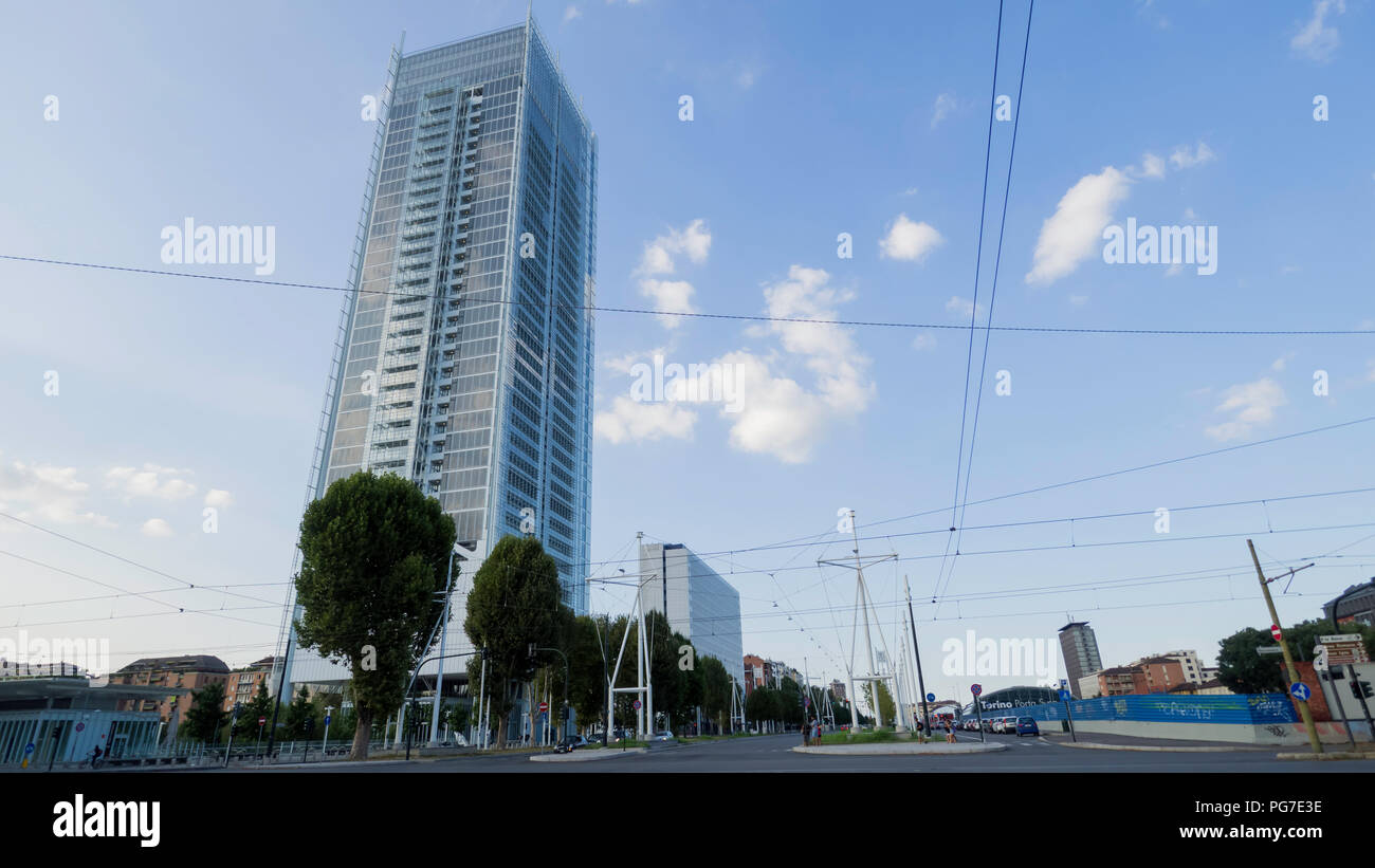 Agosto de 2018: sede del grupo bancario, el tercer edificio más alto de Turín. Proyecto del arquitecto Renzo Piano. Agosto 2018 en Turín Foto de stock