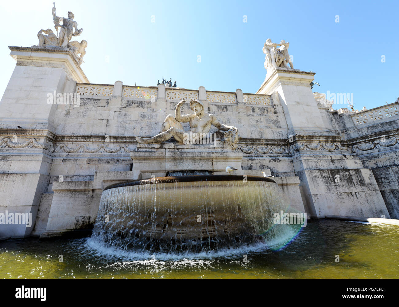 Fontana dell'Adriatico en la fachada del Monumento Nazionale a Vittorio Emanuele II edificio en Roma. Foto de stock