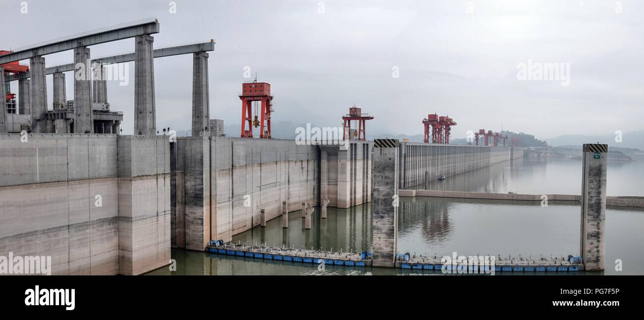La mayor central hidroeléctrica del mundo - Presa de las Tres Gargantas, en  el río Yangtze en China Fotografía de stock - Alamy