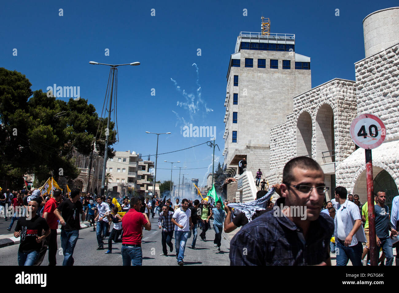 Belén, Palestina, Agosto 1, 2014: Los palestinos escapar gas lacrimógeno disparado por las Fuerzas de Defensa de Israel durante la manifestación contra Israel en una calle en fr Foto de stock