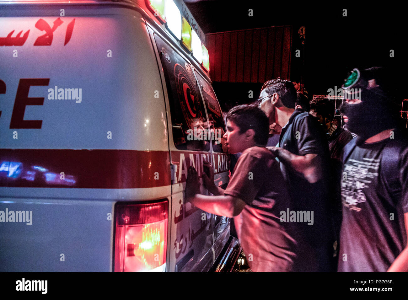 Belén, Palestina, 23 de julio de 2014: la juventud palestina está buscando en una ambulancia de la media luna roja buscando víctimas en Belén durante la noche motín Foto de stock