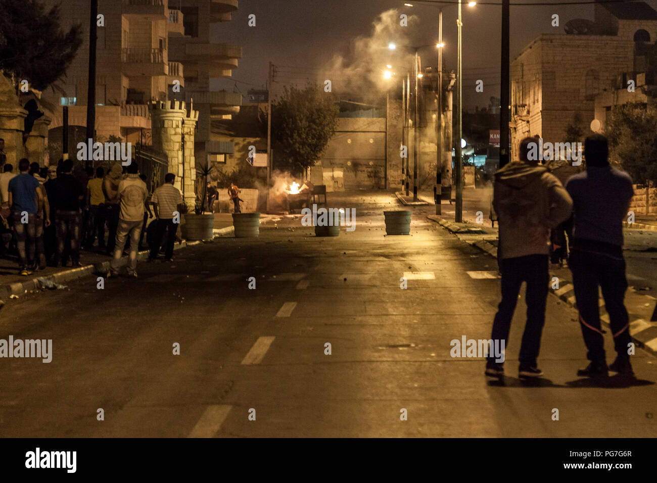 Belén, Palestina, 23 de julio de 2014: Los palestinos que viven en la calle delante del muro de separación en Belén durante la noche disturbios dirigidos contra Israel. Foto de stock