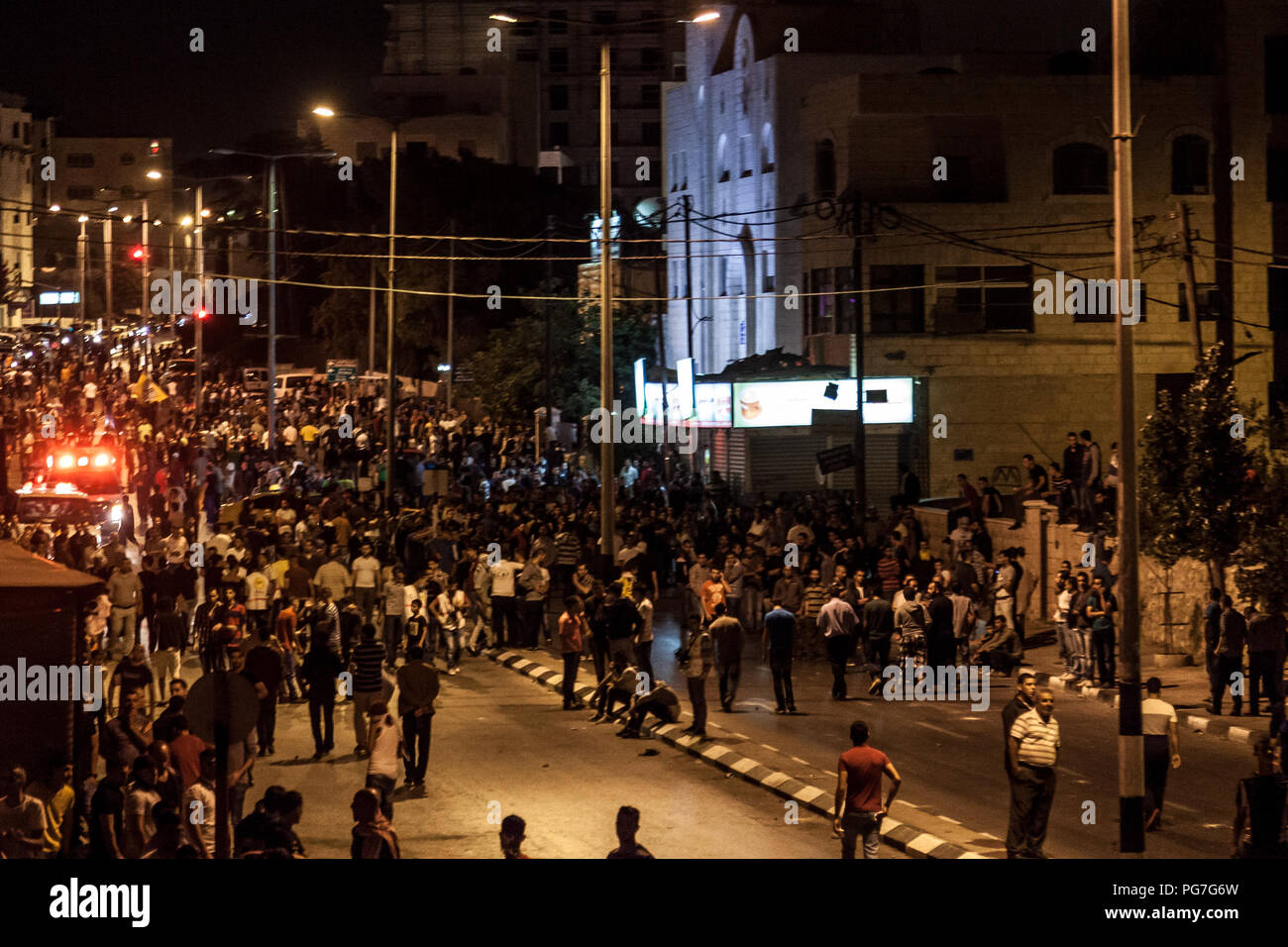 Belén, Palestina, 23 de julio de 2014: multitudes de manifestantes palestinos en la calle delante del muro de separación en Belén durante disturbios en la noche Foto de stock