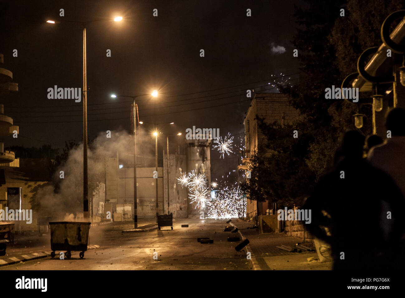 Belén, Palestina, 23 de julio de 2014: Los palestinos disparar fuegos artificiales en el muro de separación en Belén durante la noche disturbios dirigidos contra Israel. Foto de stock