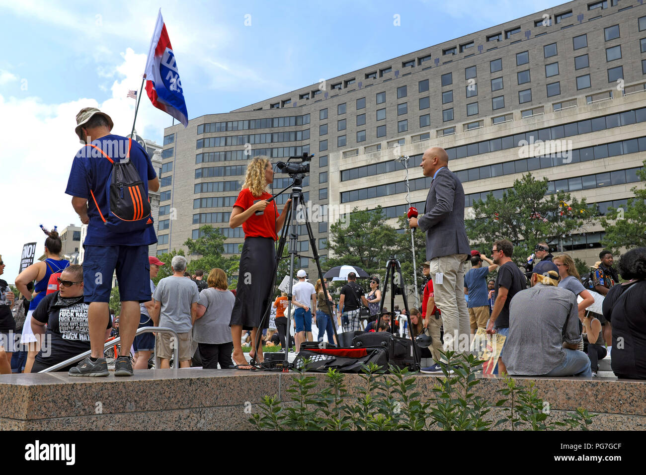 Los medios de televisión transmitido en vivo desde el parque de la libertad en Washington DC el 12 de agosto de 2018, donde el estadiaje de la protesta anti-Alt derecha está ocurriendo. Foto de stock