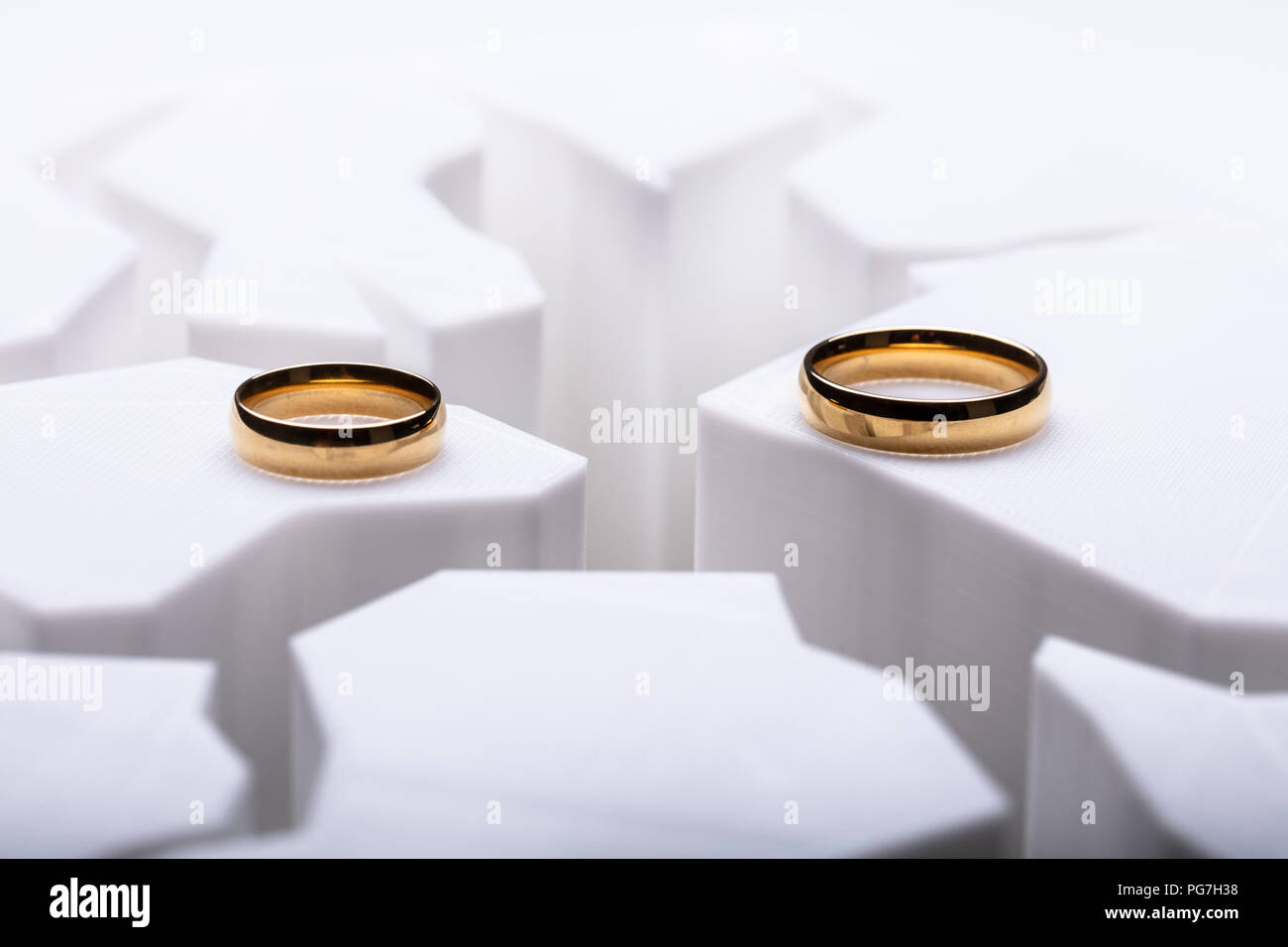 Dos separados los anillos de boda Sobre Superficie agrietada Fotografía de  stock - Alamy