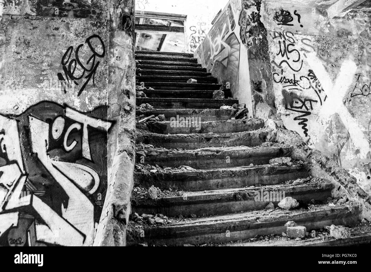 Escalera en el edificio abandonado, huelen como confusión, desolación y shanytown. Foto de stock