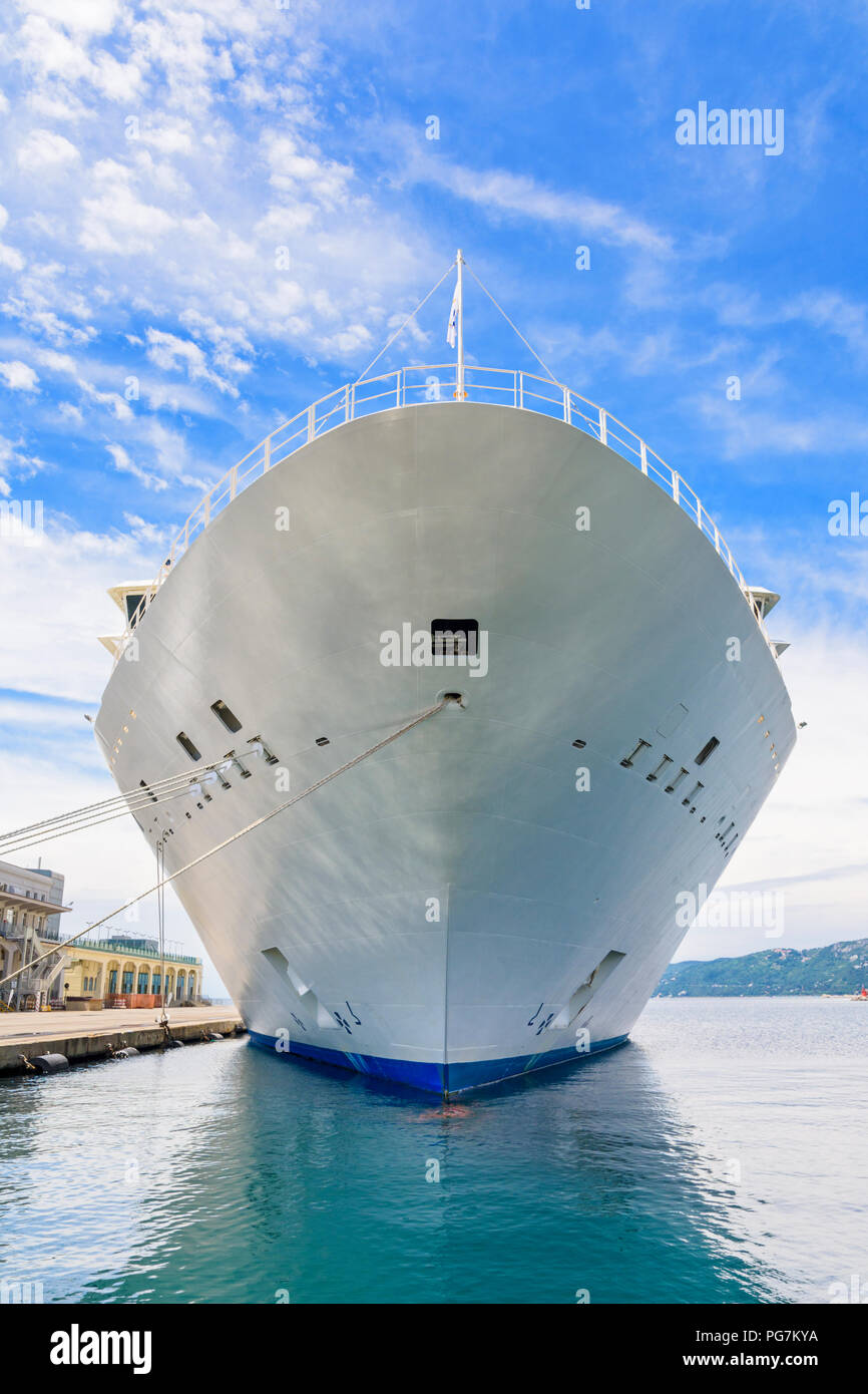 Casco de un barco de cruceros anclado en el puerto de Trieste, Italia Foto de stock
