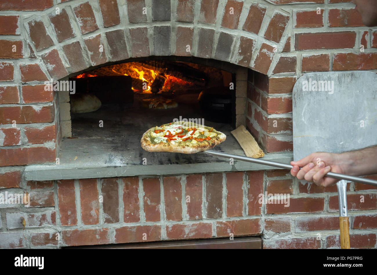 Panaderos cocinar pan artesanal y la pizza en horno de leña en Brooklyn en  Nueva York el domingo, 19 de agosto de 2018. (© Richard B. Levine  Fotografía de stock - Alamy