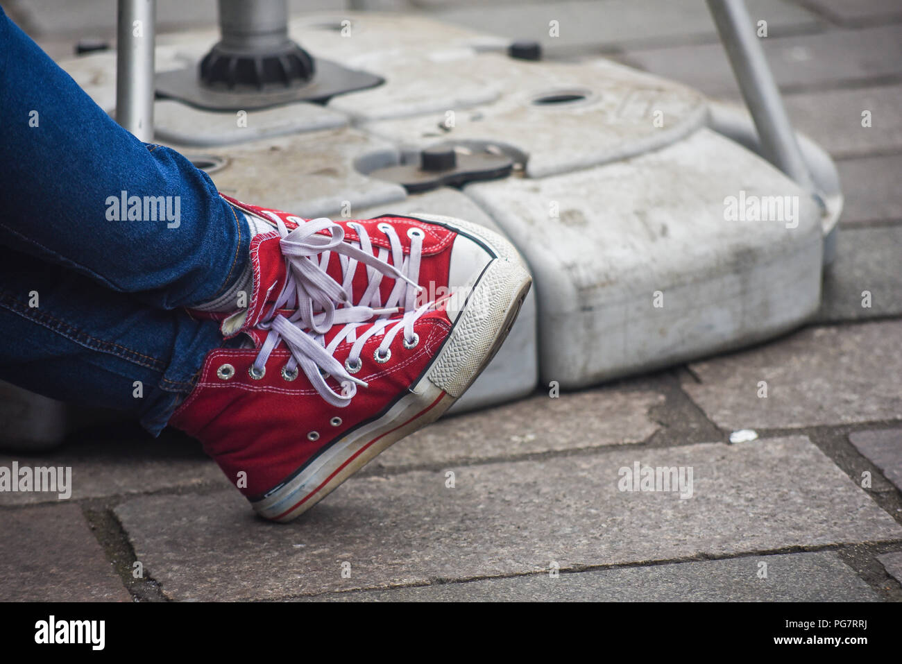 Pies de mujer con zapatillas rojas Fotografía de stock - Alamy