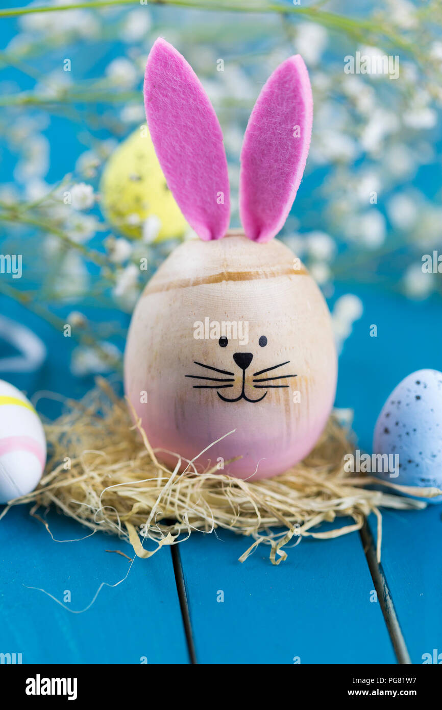 Huevo de Pascua pintados con orejas de conejo Foto de stock
