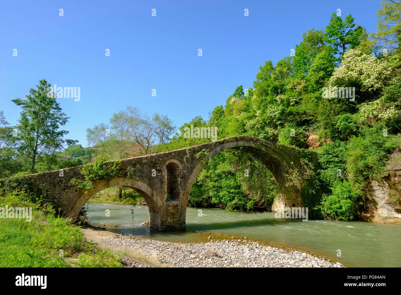 Albania, Korca, Osman puente de arco Ura e Golikut, río Shkumbin Foto de stock