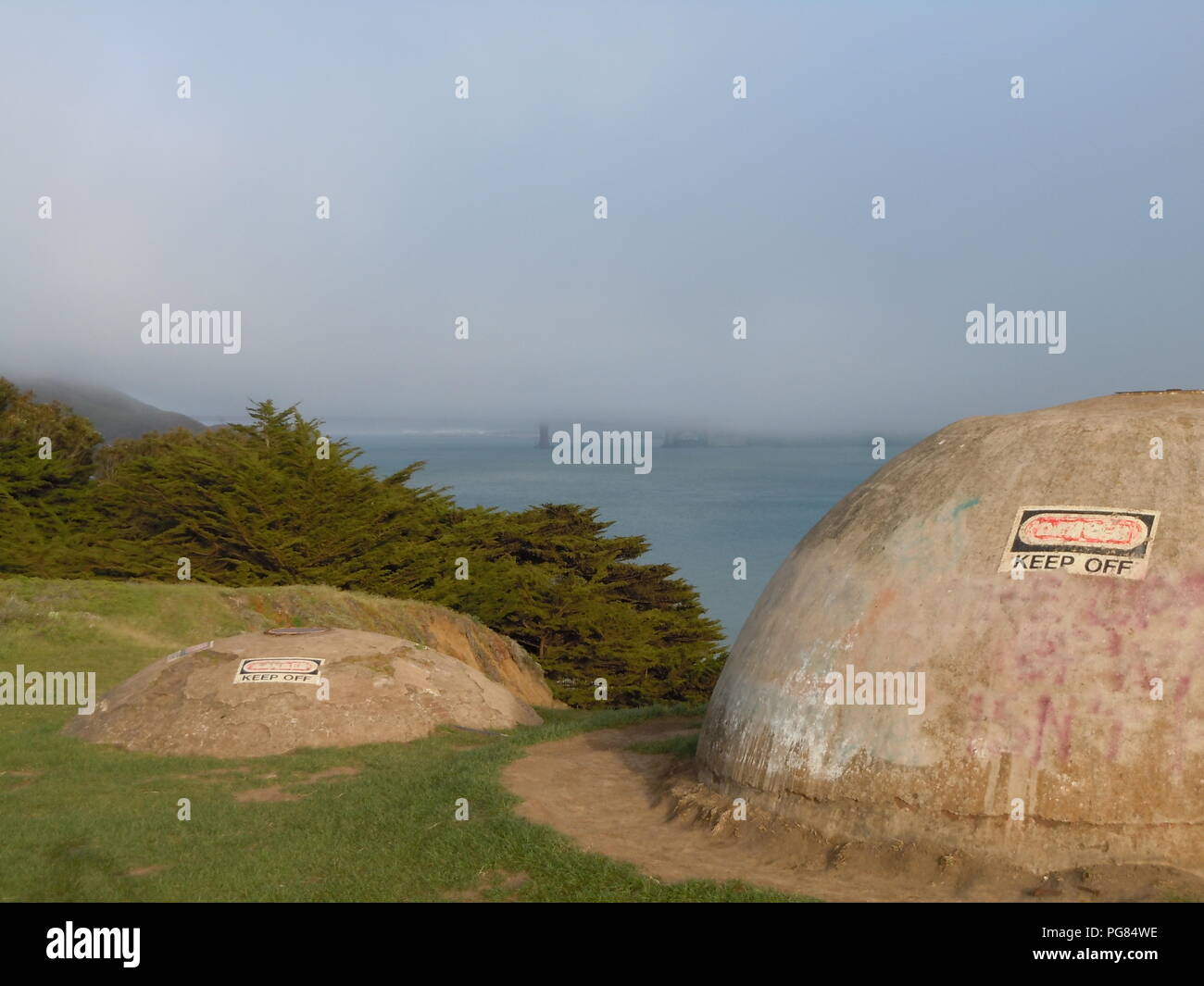 Una vista del Puente Golden Gate, visto desde la colina de halcón en Marin. Bunkers militares puede verse en primer plano. Foto de stock