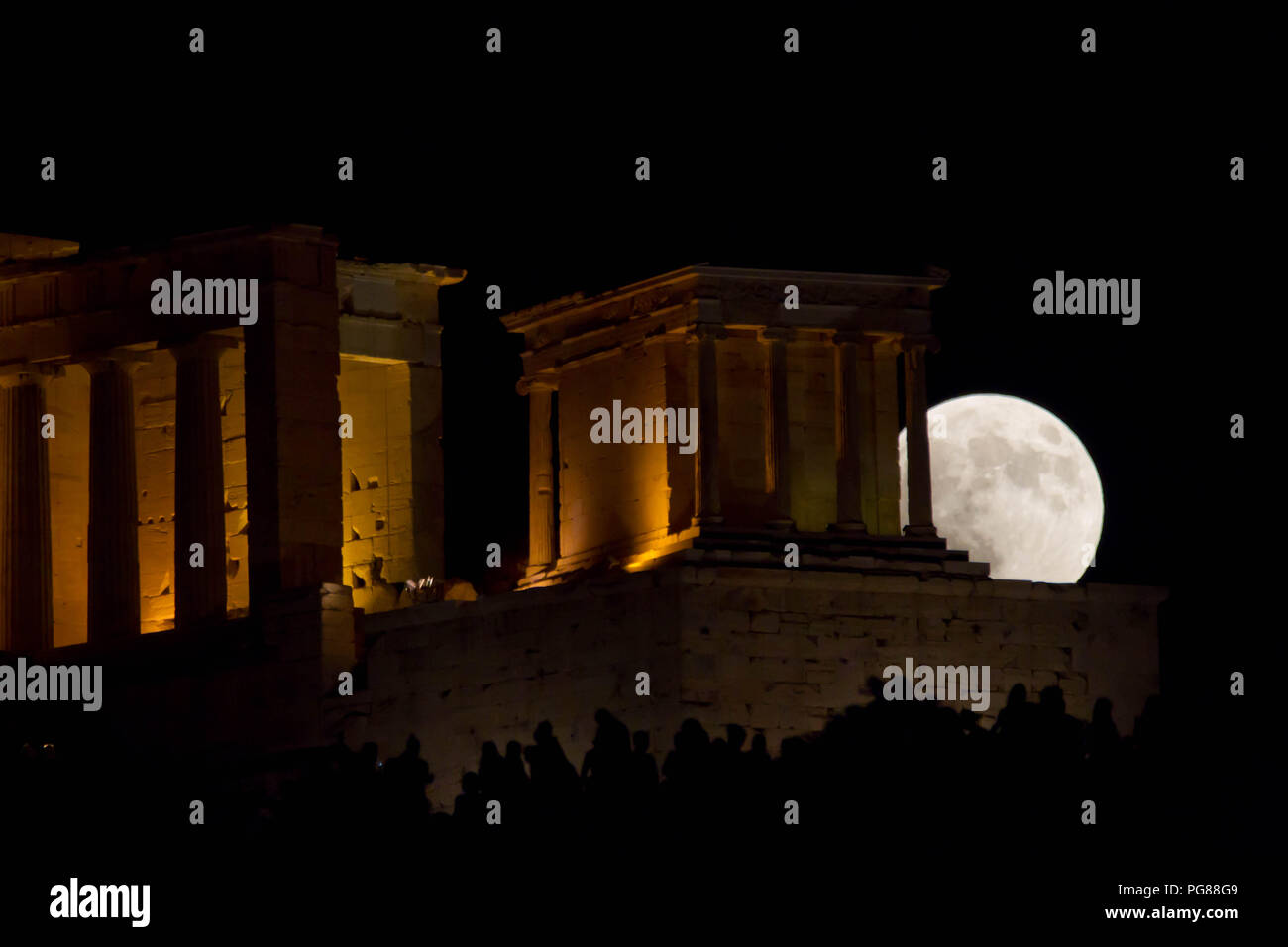 La luna llena se eleva sobre el antiguo Templo de Atenea Nike en la  Acrópolis, el eclipse lunar total el viernes cuando el sol, la tierra y la  luna se alinean perfectamente