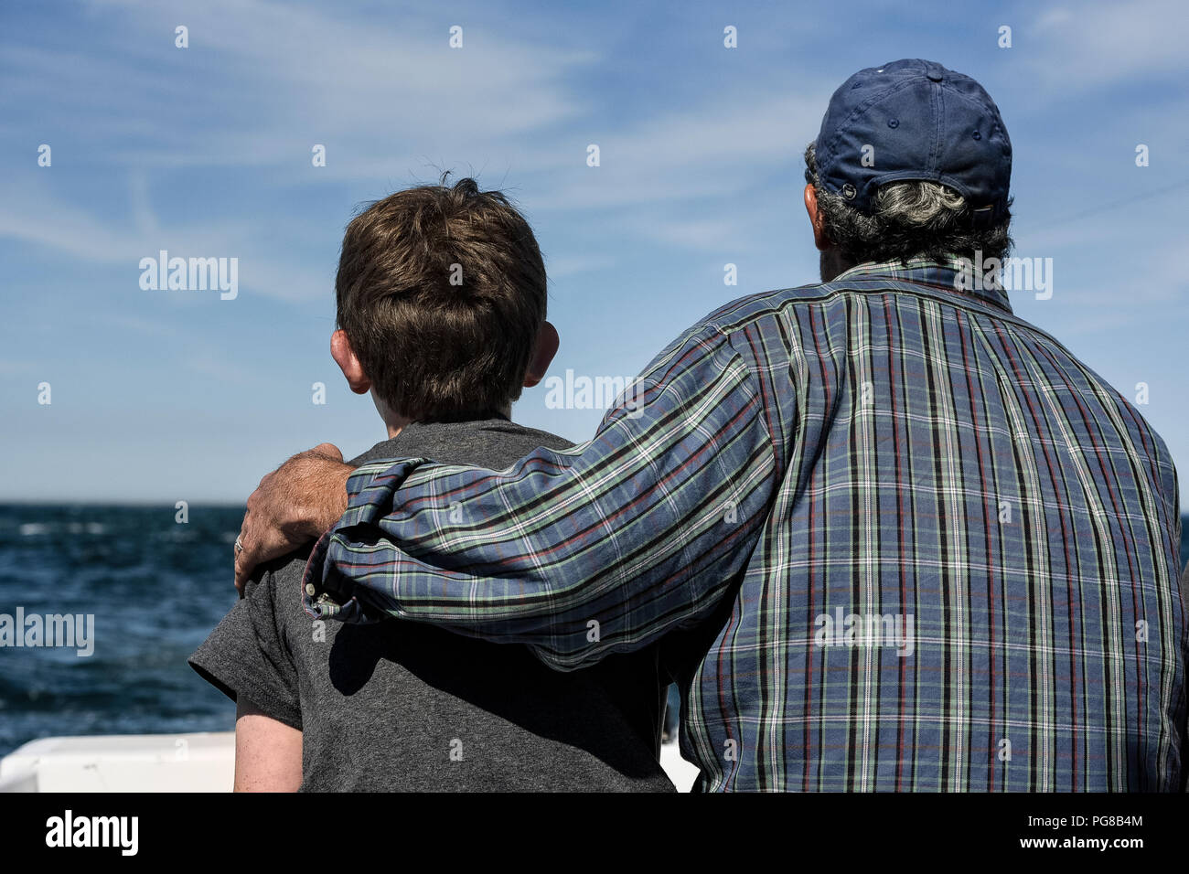 Padre e hijo pegado en un viaje charter de pesca. Foto de stock
