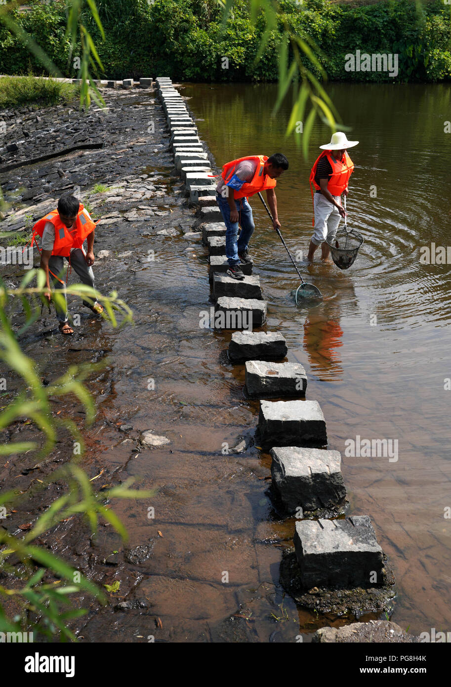 (180824) -- YUSHAN, Agosto 24, 2018 (Xinhua) -- Los residentes de río Longxi limpio en la zona fronteriza de la provincia de Jiangxi, de la China oriental y la provincia de Zhejiang, 24 de agosto de 2018. En los últimos años, tres provincias de China oriental de Zhejiang, Jiangxi y Fujian del sureste de China han realizado esfuerzos para limpiar el agua de forma cooperativa en la triple frontera. (Xinhua/Canción Zhenping) (wyl) Foto de stock