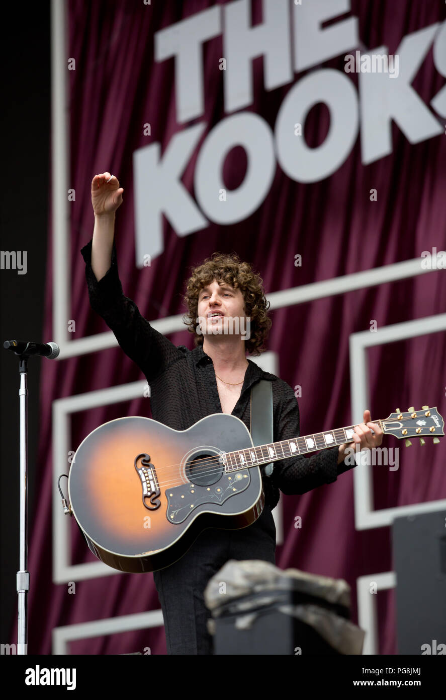 Los Kooks actúan en el escenario principal el primer día en el día uno del Festival de lectura Foto de stock