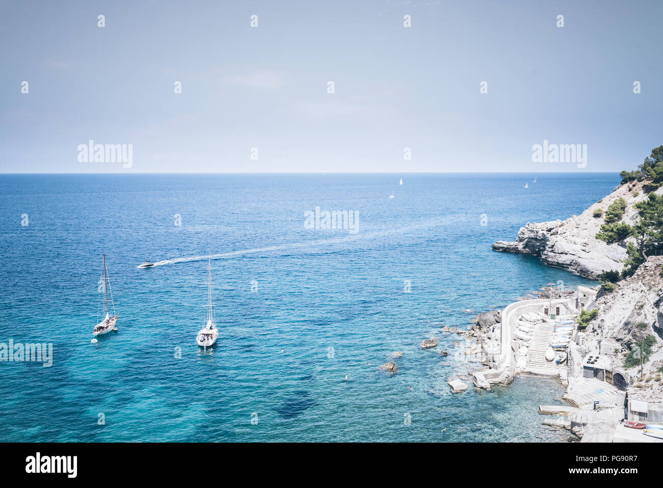 Los barcos en el mar mediterráneo turquesa Foto de stock