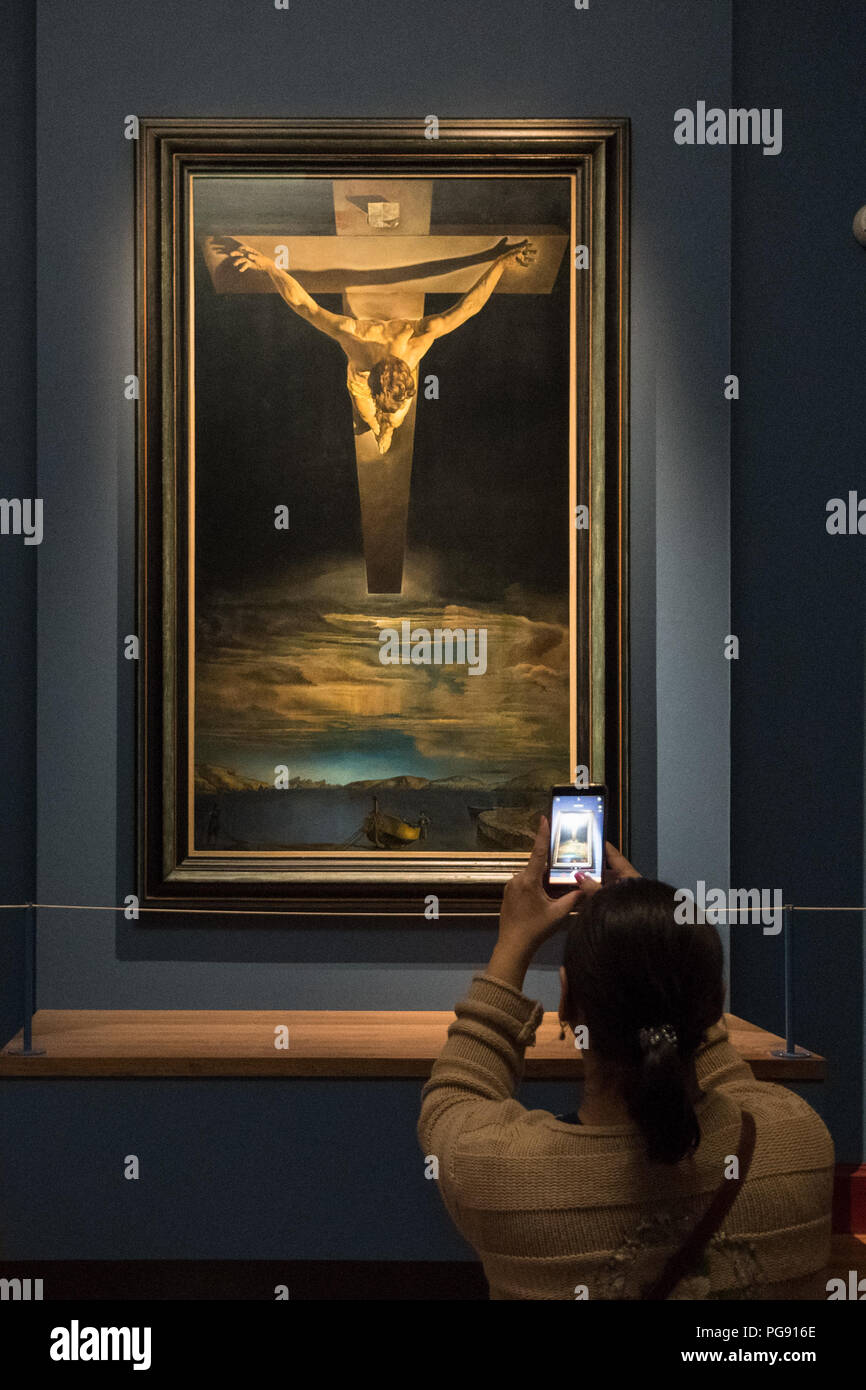 Cristo de San Juan de la cruz, pintura de Salvador Dali - teléfono móvil  mujer toma fotografías en Galería de Arte y Museo Kelvingrove, Glasgow  Fotografía de stock - Alamy