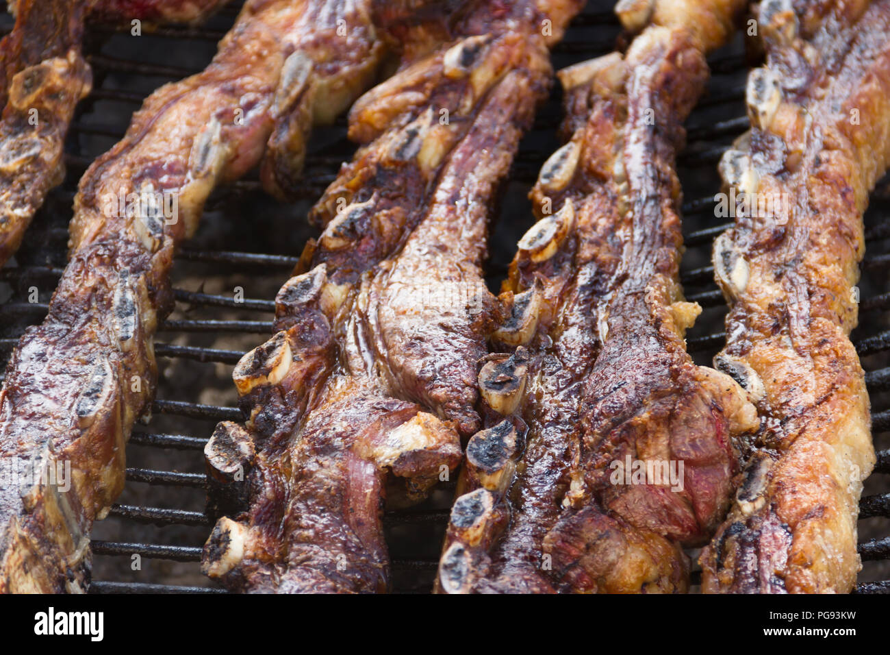 Tradicionales de carne asada a la parrilla en la campiña Argentina  Fotografía de stock - Alamy