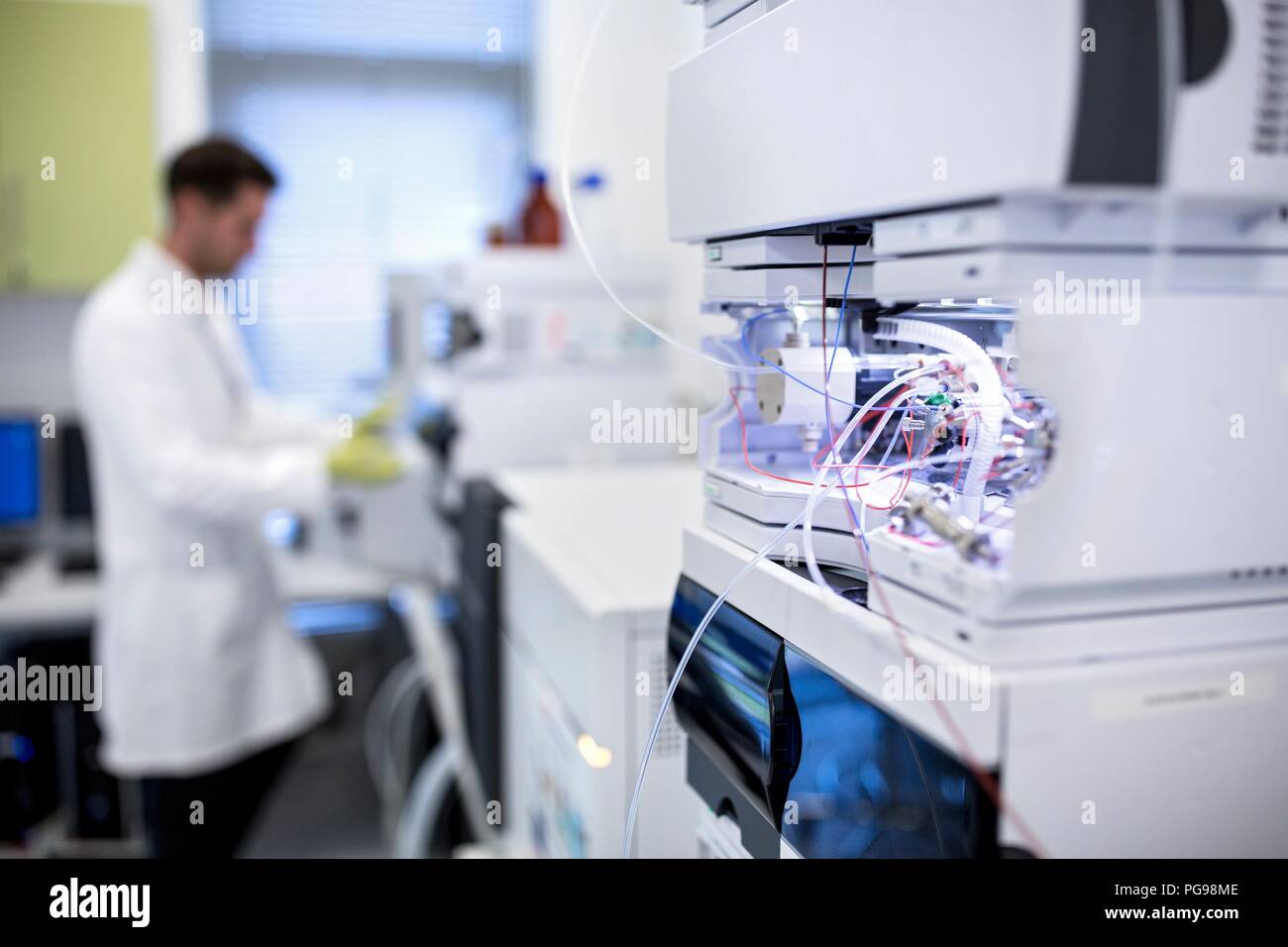 Cerca de los módulos de un equipo de cromatografía líquida. Centro derecha es una temperatura controlada del compartimento de columna utilizado para calentar o enfriar las muestras. Cromatografía líquida se utiliza para separar compuestos de una mezcla de compuestos disueltos en un líquido. Foto de stock