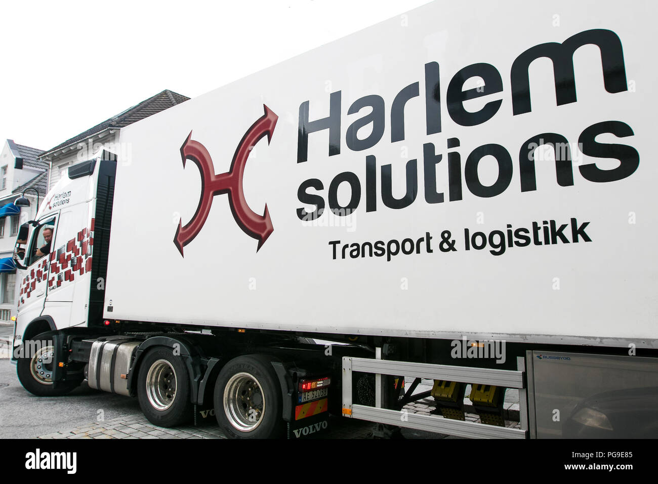Floro, Noruega, 24 de julio de 2018: Soluciones de Harlem camión grande está haciendo un giro a la izquierda apretada en las calles de Floro. Foto de stock
