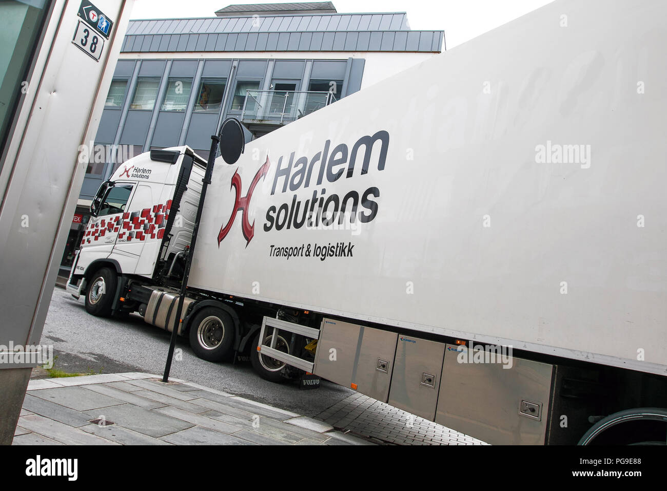 Floro, Noruega, 24 de julio de 2018: Soluciones de Harlem camión grande está haciendo un giro a la izquierda apretada en las calles de Floro. Foto de stock