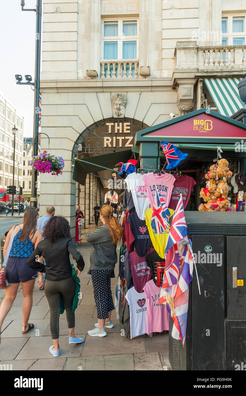 Un calado de souvenirs de Londres junto al Ritz, Piccadilly, Londres Foto de stock
