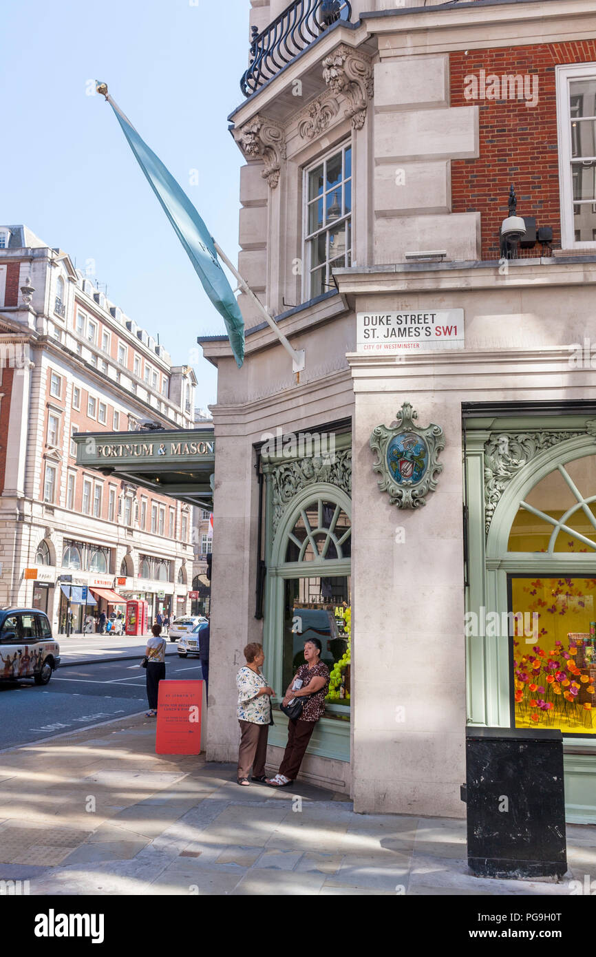 Fuera de Fortnum & Mason, la famosa tienda de departamentos, Londres, Reino Unido. Foto de stock