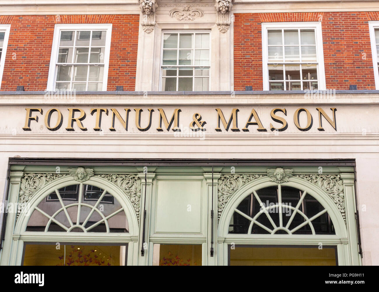 Exterior de la famosa tienda de departamentos con letreros, Fortnum & Mason, en Piccadilly, Londres, Reino Unido. Foto de stock