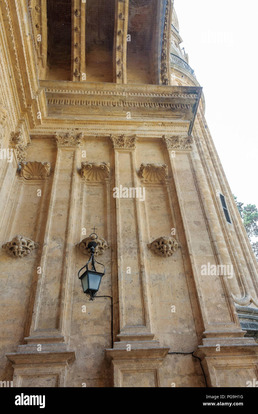 Una vista de la arcada de la entrada de la Catedral de Málaga, España Foto de stock