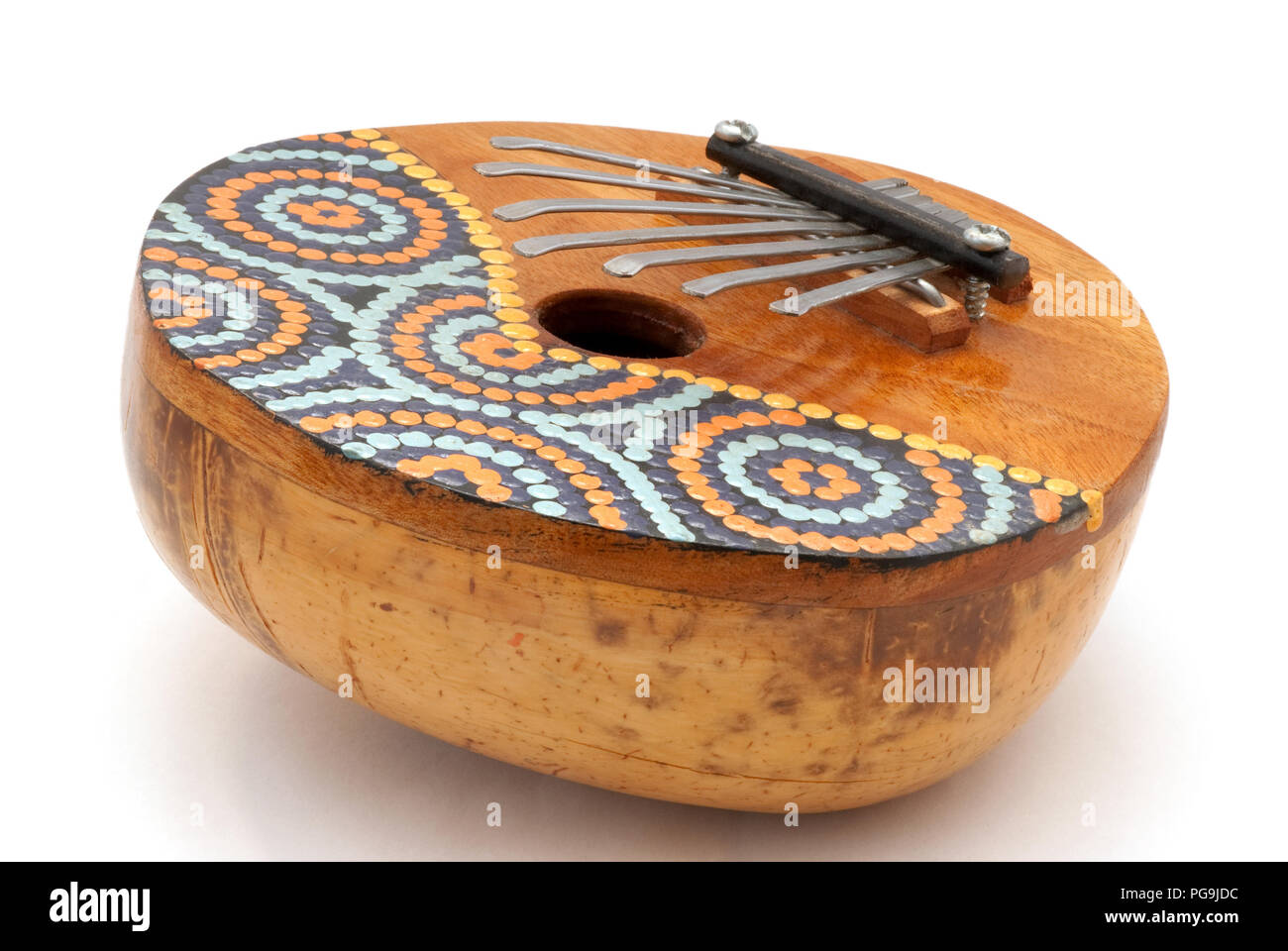 Instrumentos musicales tradicionales africanas kalimba aislado en blanco  Fotografía de stock - Alamy