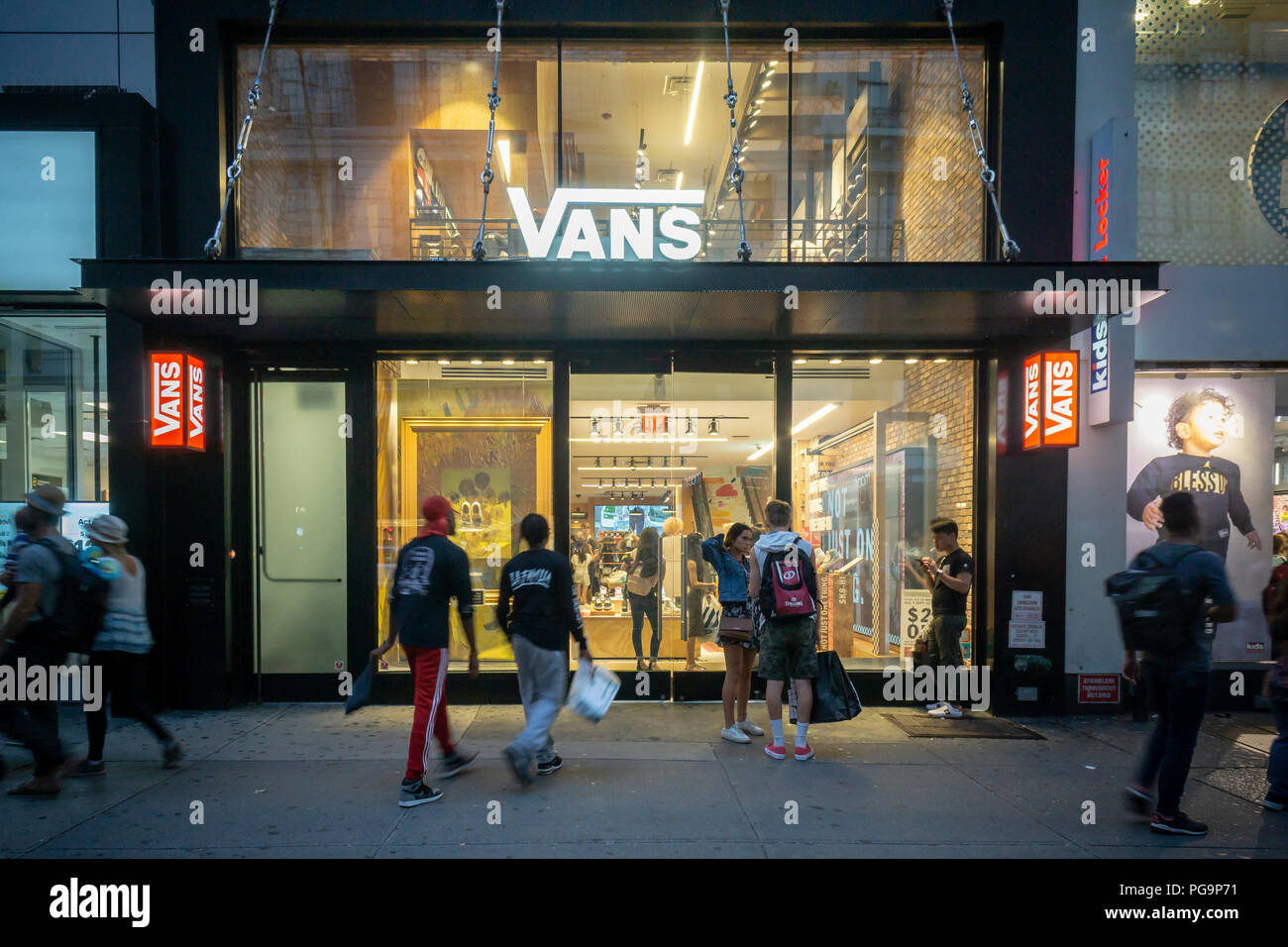 Una tienda de calzado Vans en Herald Square en Nueva York el martes, 21 de  agosto de 2018. VF Corp., propietario de North Face, Vans, Wrangler y otras  marcas, anunció recientemente que