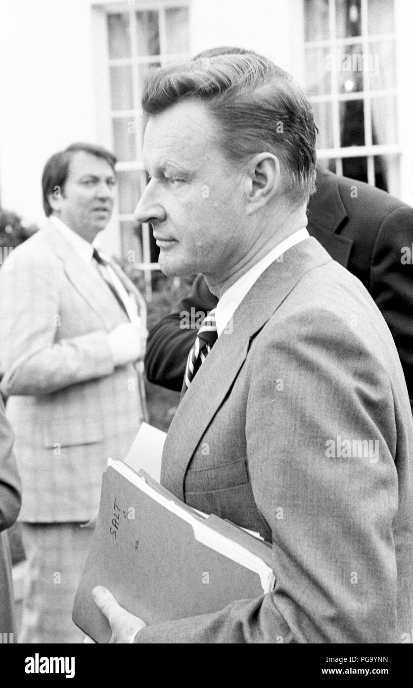 Zbigniew Brzezinski, retrato de media longitud, mirando hacia la izquierda, en una reunión con líderes del Congreso acerca de las conversaciones de sal. Brzezinski se desempeñó como asesor de seguridad nacional del presidente Jimmy Carter. Foto de stock