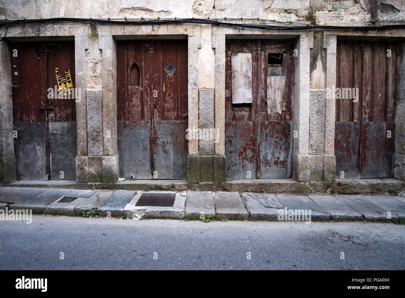 Edificios abandonados y puertas en malas condiciones en el momento, a la espera de inversión Foto de stock