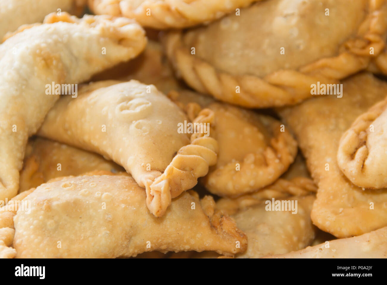 Empanadas fritas típicas de la campiña Argentina gastronomía Foto de stock