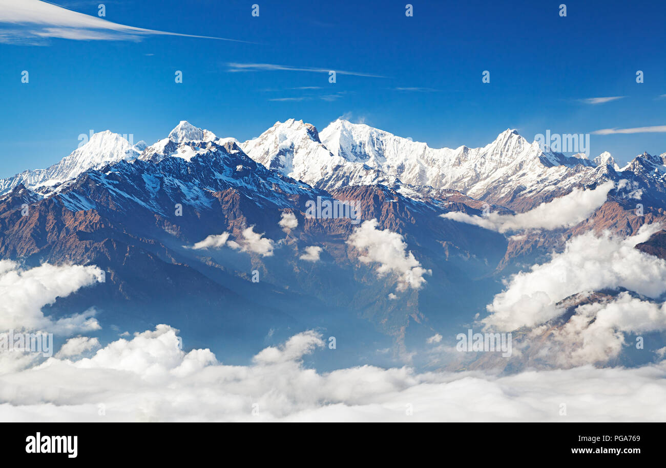 Montañas nevadas en las nubes. Cresta de la montaña del Himalaya. Ganesh Himal cordillera y Manaslu Himal cordillera. Langtang, Nepal. Foto de stock