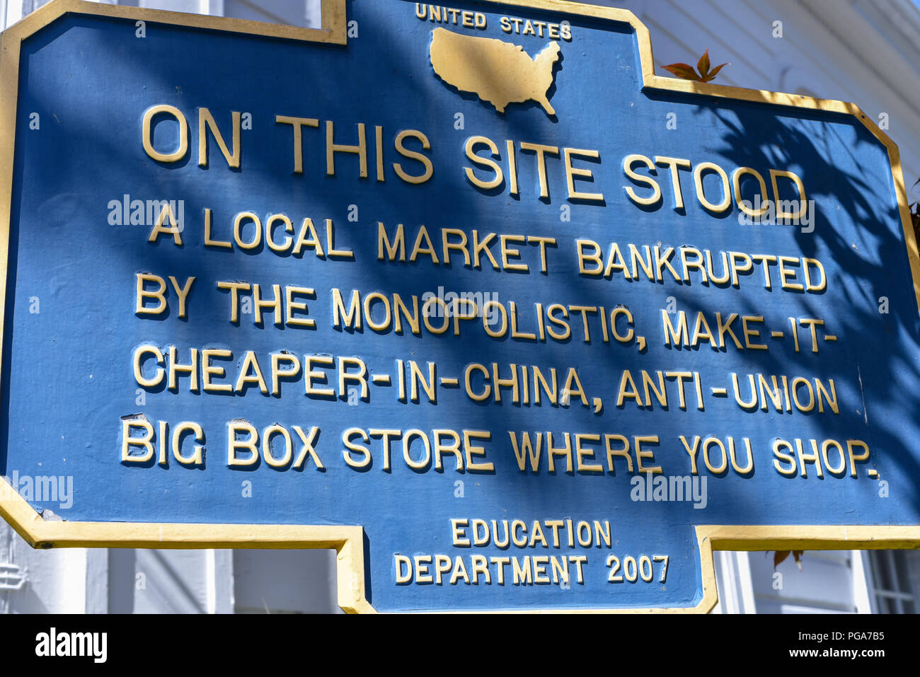 Signo alternativo lamentarse de la pérdida de un mercado local, en Woodstock, Nueva York, EE.UU. Foto de stock