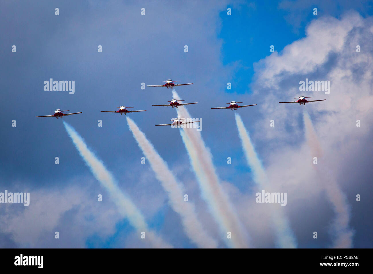 Royal Canadian Air Force CT-114 tutores con las Fuerzas Canadienses turistas invernales 431st Escuadrón de demostración aérea, realizar una formación de cormoranes durante el 2018 Atlantic City International Airshow "16º Thunder durante el paseo marítimo" en Atlantic City, N.J., 22 de agosto de 2018. (Foto de la Guardia Nacional de Nueva Jersey por Mark C. Olsen) Foto de stock