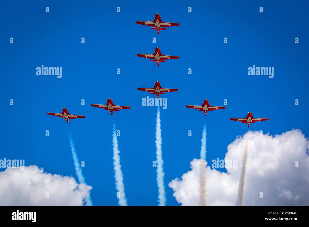 Royal Canadian Air Force CT-114 tutores con las Fuerzas Canadienses turistas invernales 431st Escuadrón de demostración aérea, realizar un ganso formación durante el 2018 Atlantic City International Airshow "16º Thunder durante el paseo marítimo" en Atlantic City, N.J., 22 de agosto de 2018. (Foto de la Guardia Nacional de Nueva Jersey por Mark C. Olsen) Foto de stock