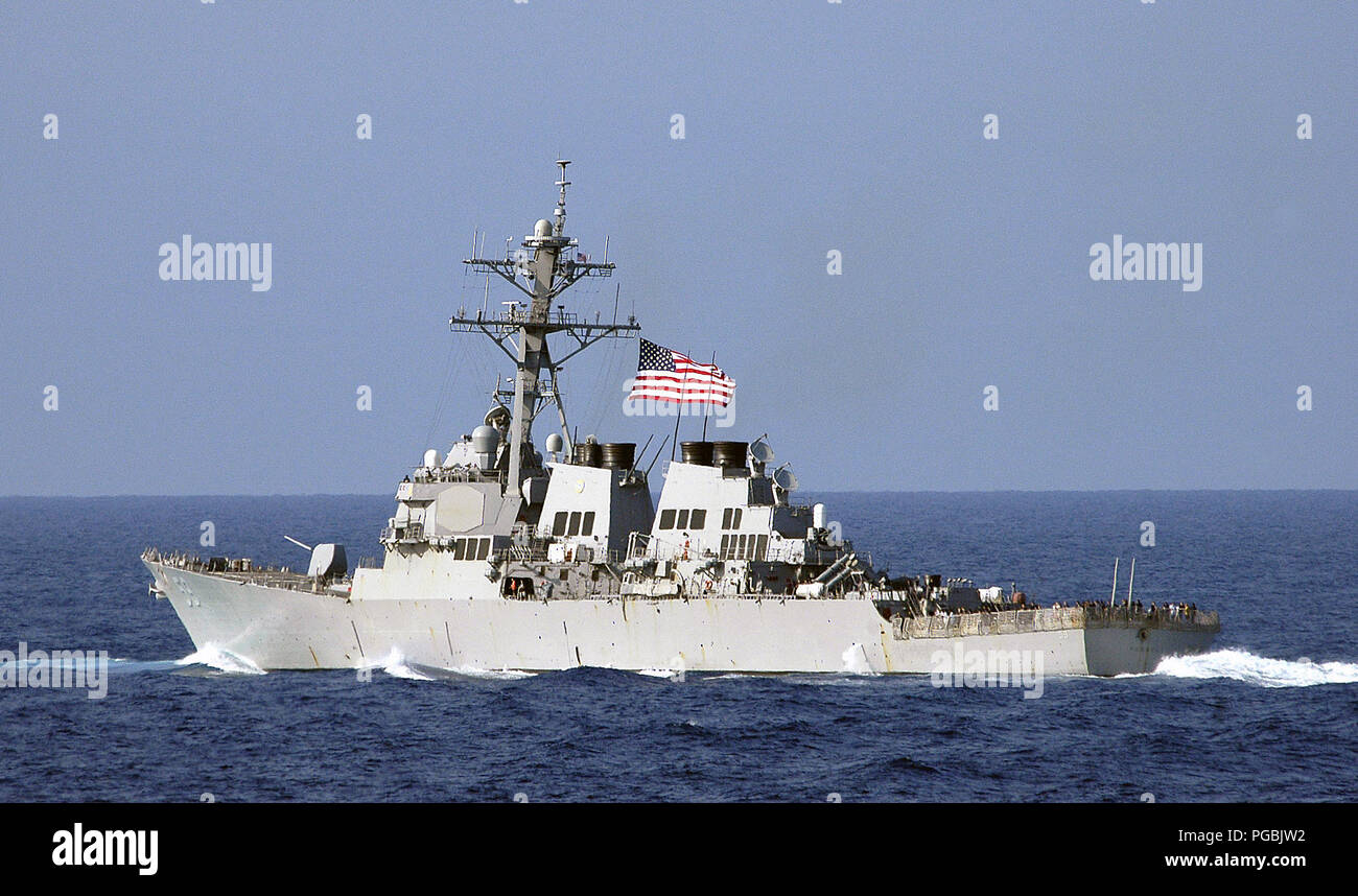 Un puerto que muestra una vista lateral de la US Navy (USN) clase Arleigh Burke (I) de vuelo de misiles guiados (Aegis) destructor USS RUSSELL (DDG 59), maniobrar a través de las aguas del Mar de la China Meridional. Foto de stock