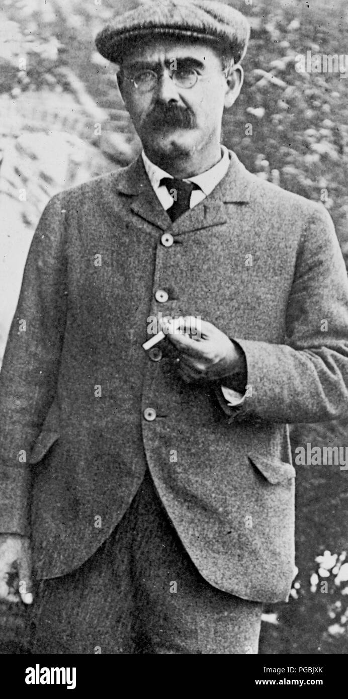 Autor Rudyard Kipling, sosteniendo el cigarrillo. 8 10 1909 Fotografía de  stock - Alamy